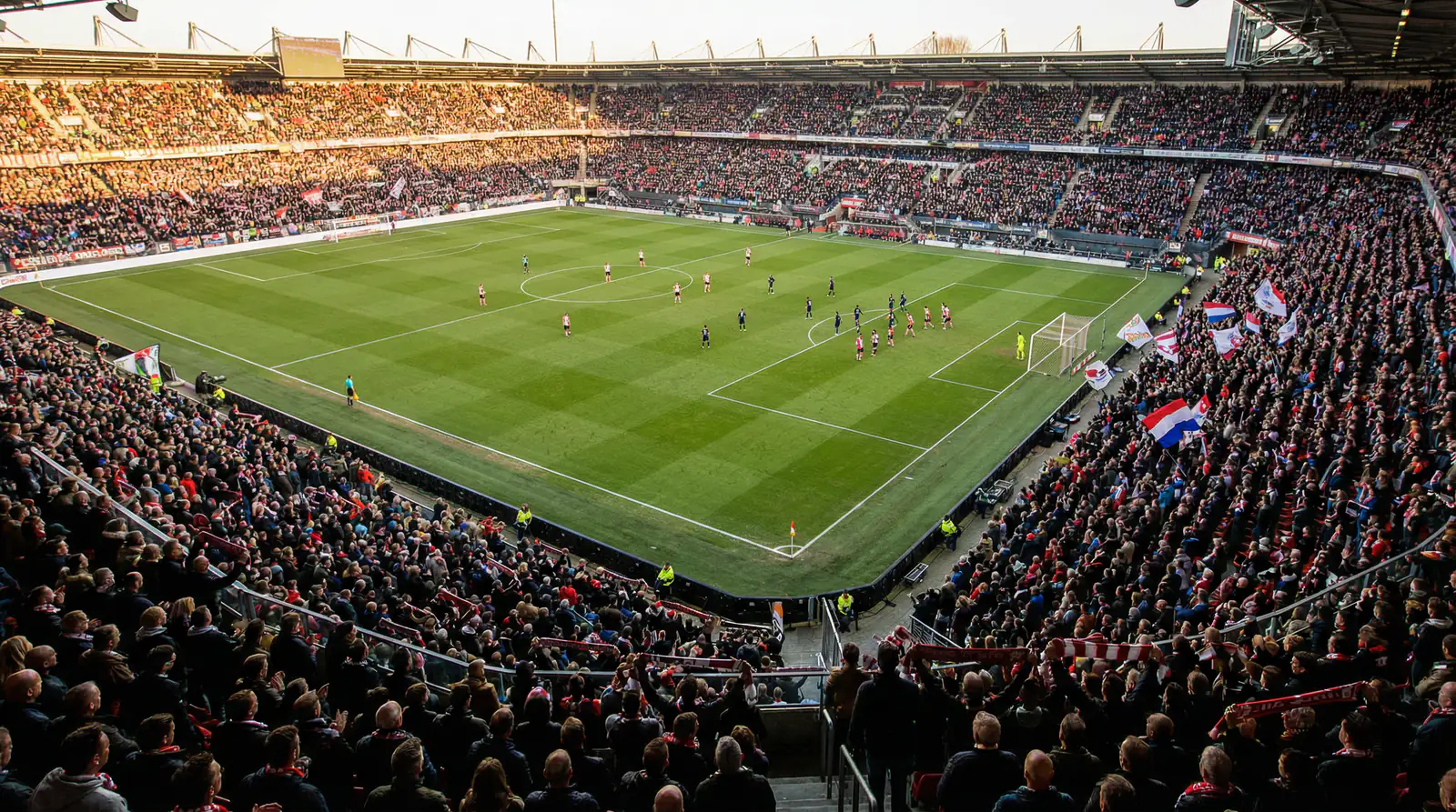 Estadio de la Eredivisie lleno de público durante un partido de la liga holandesa